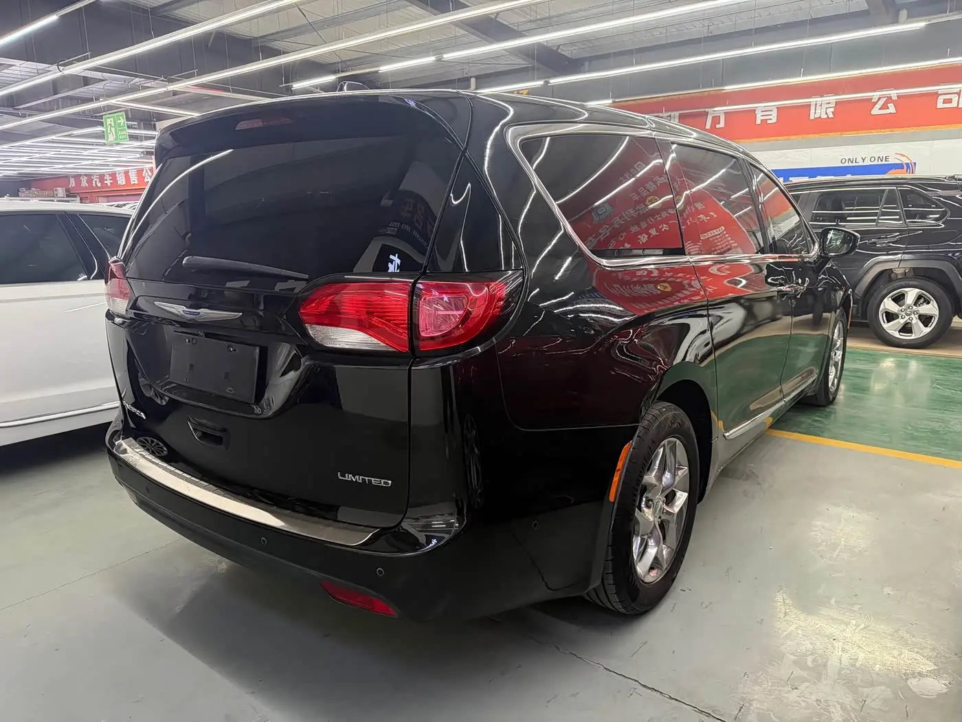 Chrysler Grand Voyager 2018 — Şəkil 16/17