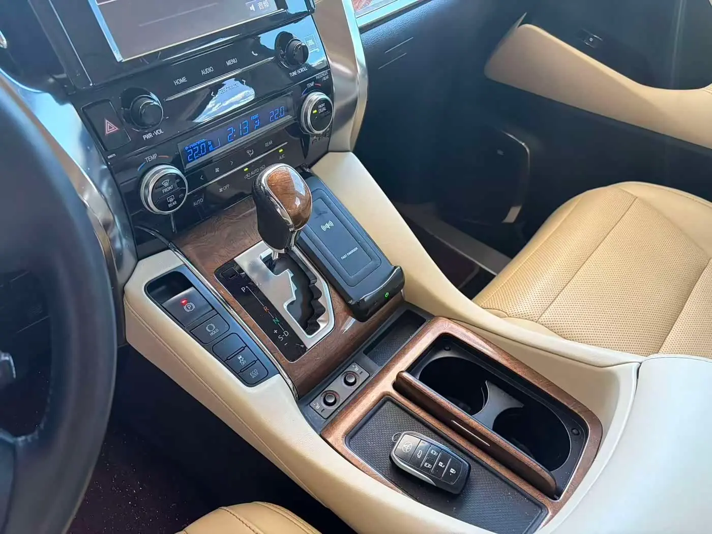 Toyota Alphard 2018 — Photo 13/14
