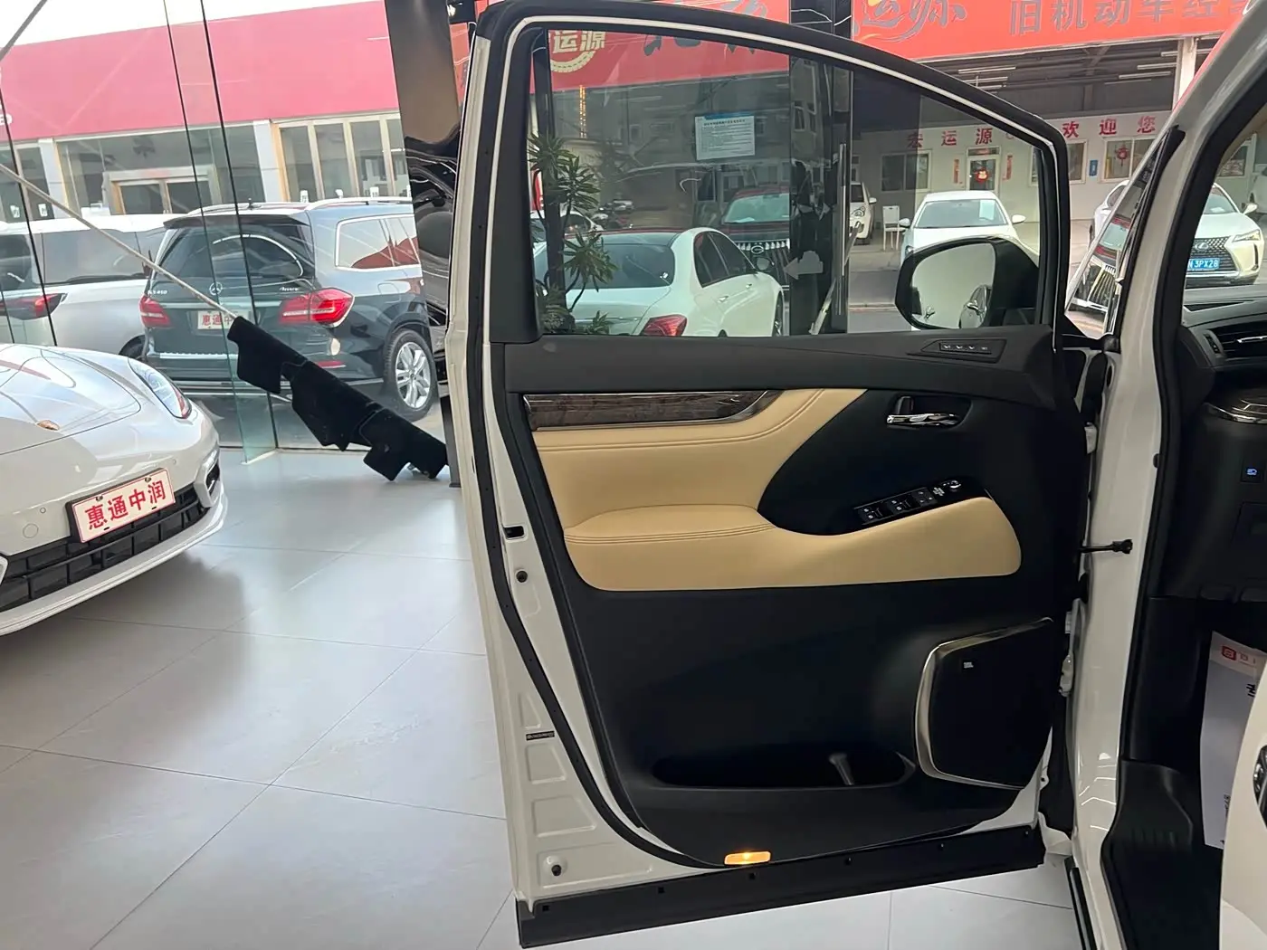 Toyota Alphard 2021 — Photo 7/18
