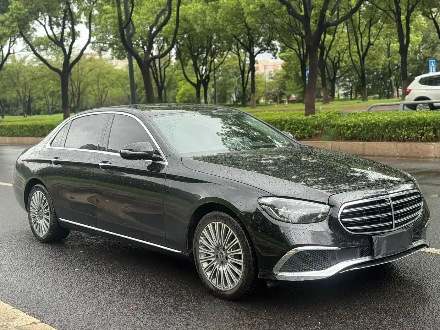 Mercedes-Benz E-Class 2021 — Photo 3/9