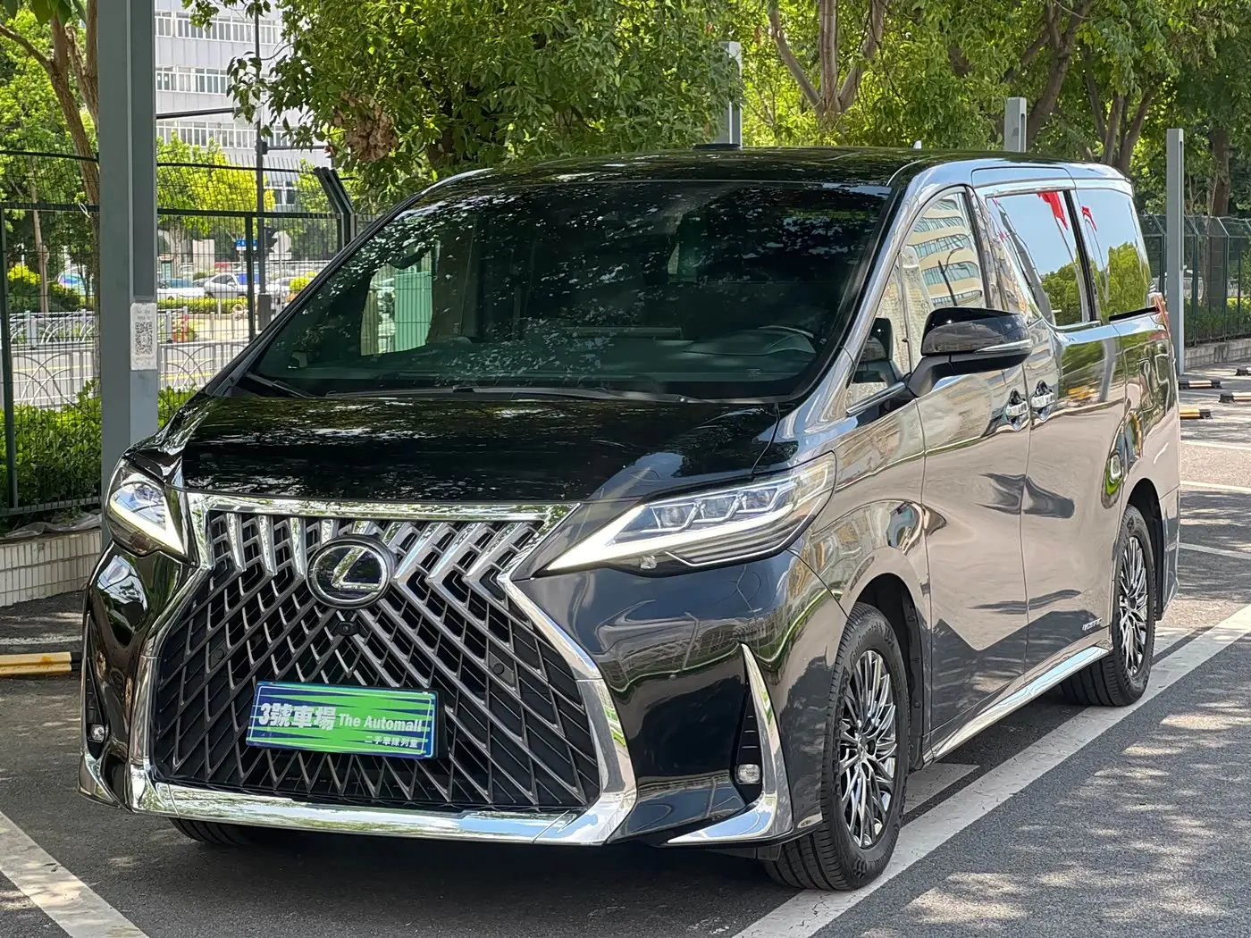 Lexus LM 2020 — Photo 1/20