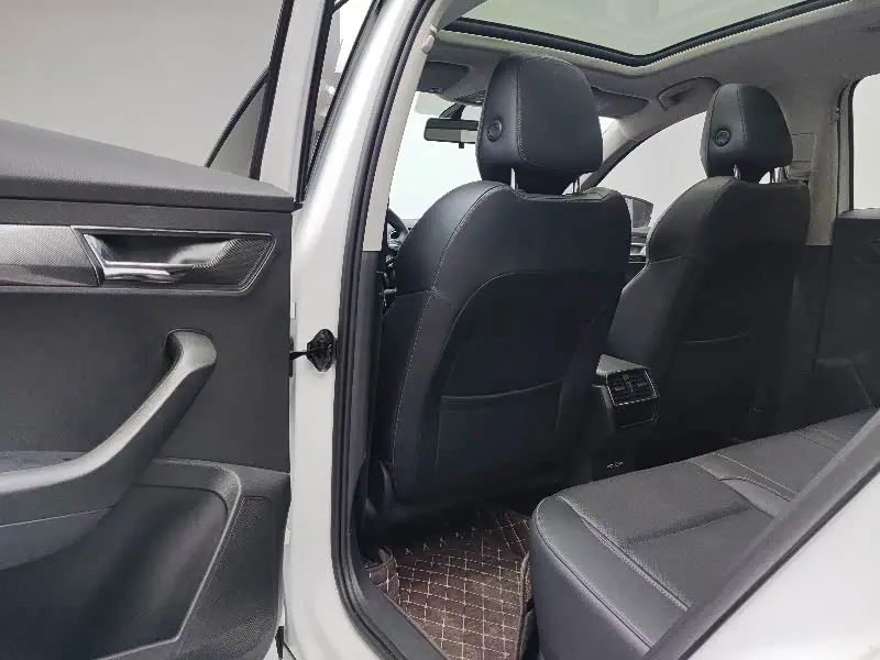Škoda Karoq 2023 — Фото 7/17