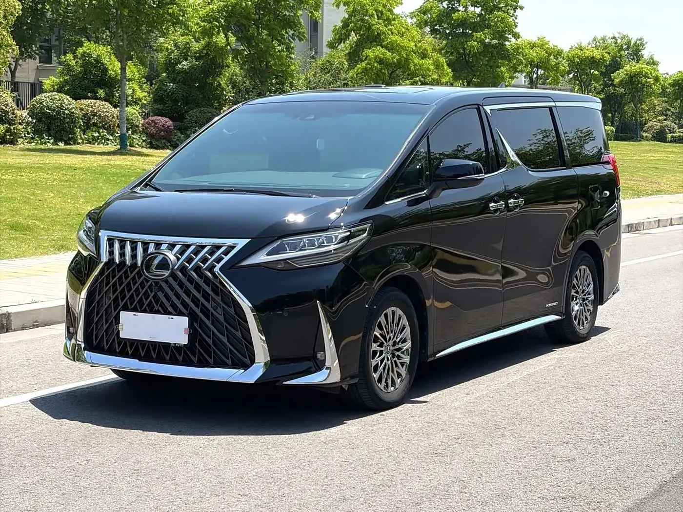 Lexus LM 2022 — Photo 2/15