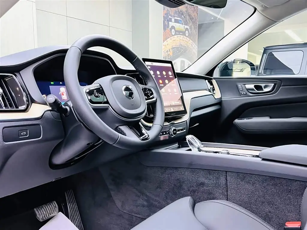 Volvo XC60 2026 — Фото 8/16
