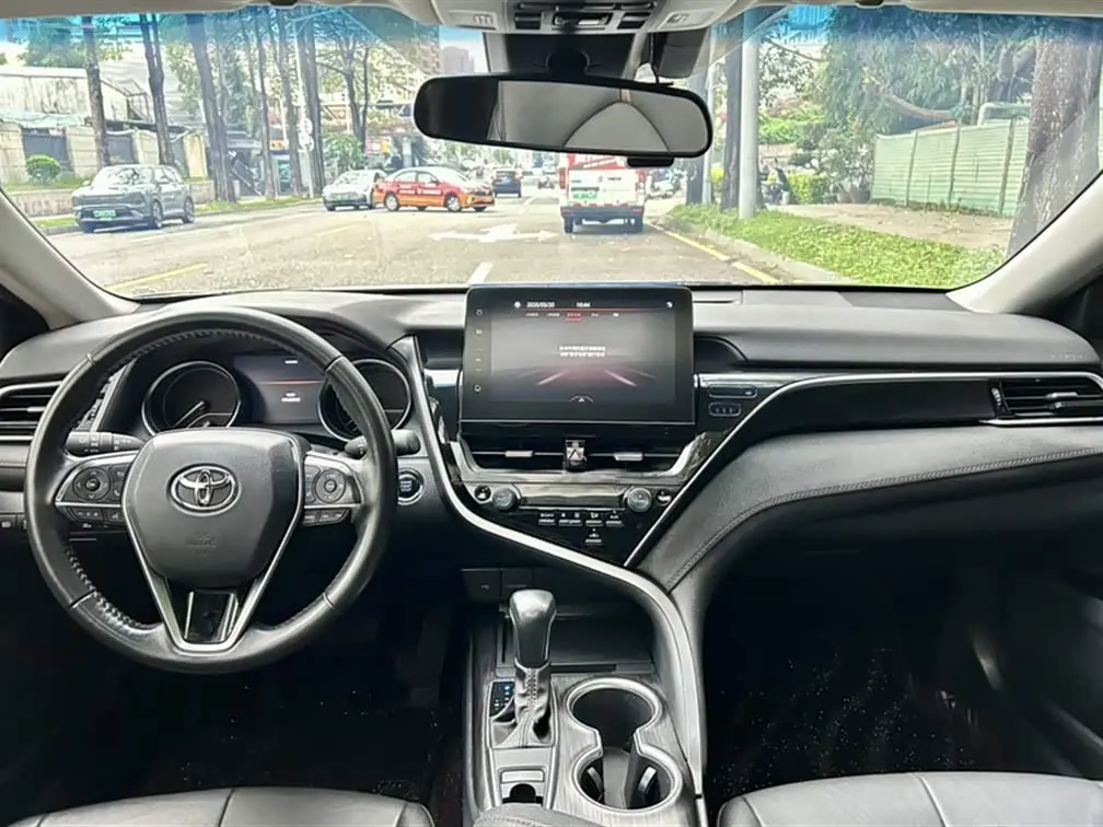 Toyota Camry 2022 — Фото 3/15