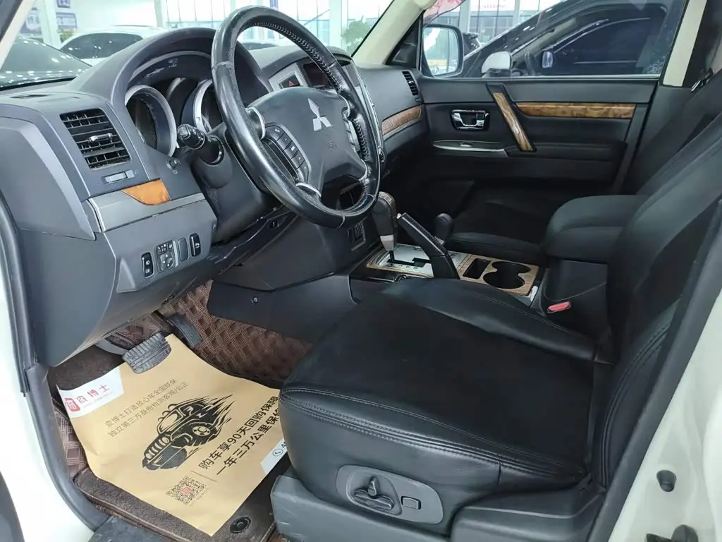 Mitsubishi Pajero 2019 — Şəkil 8/16