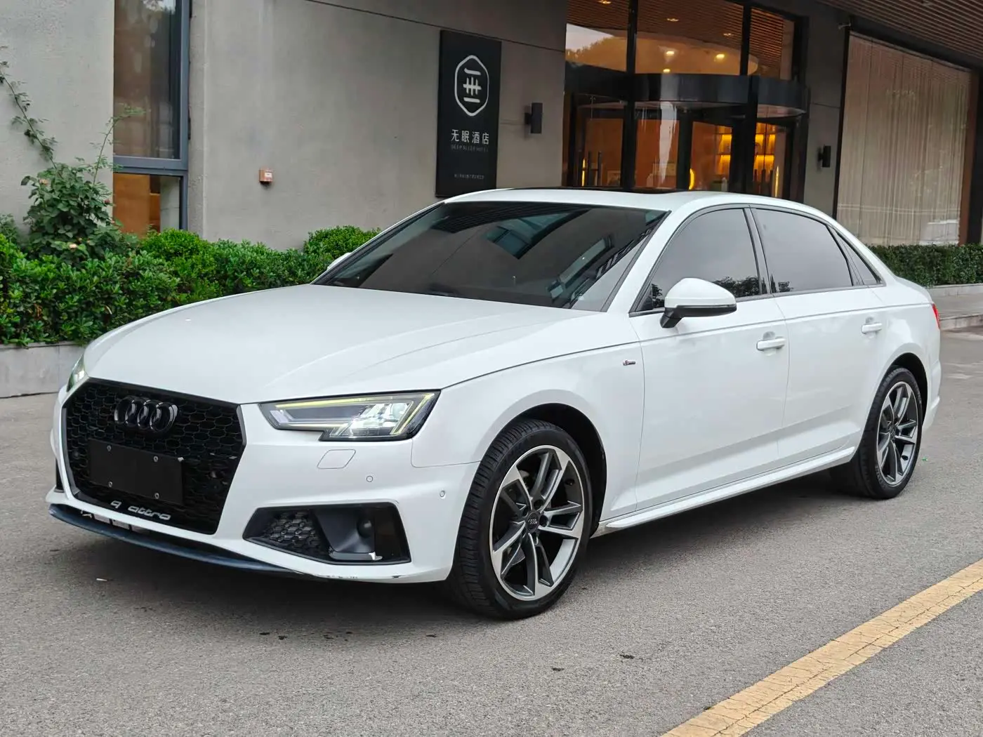 Audi A4L 2019 — Фото 1/10