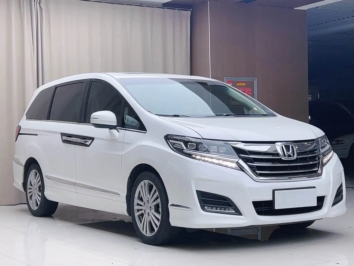 Honda Elysion 2017 — Фото 3/18