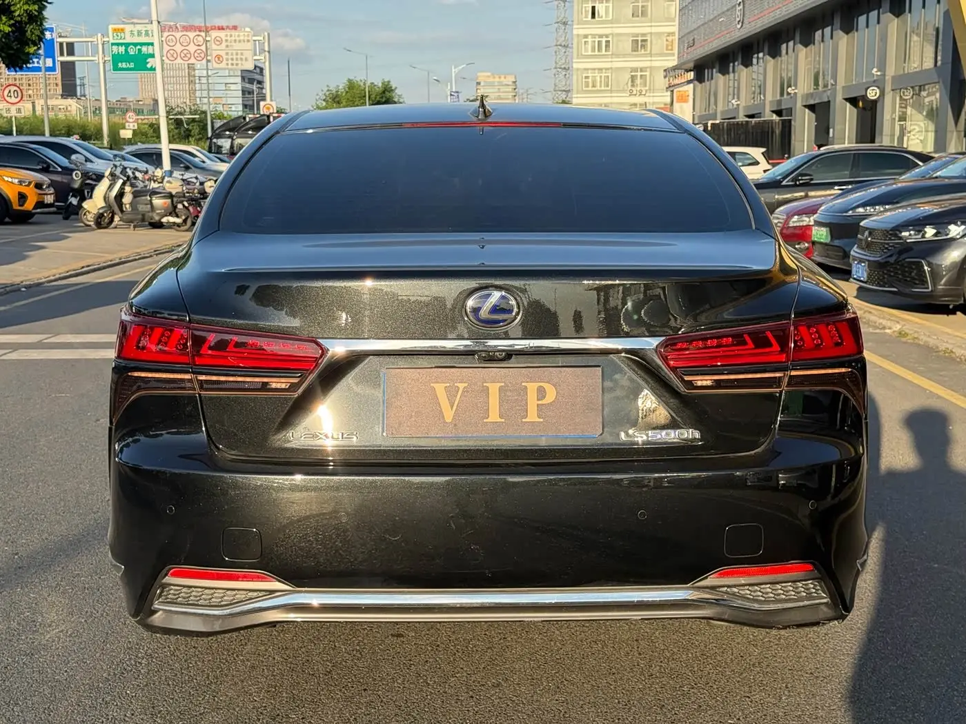 Lexus LS 2021 — Photo 8/10