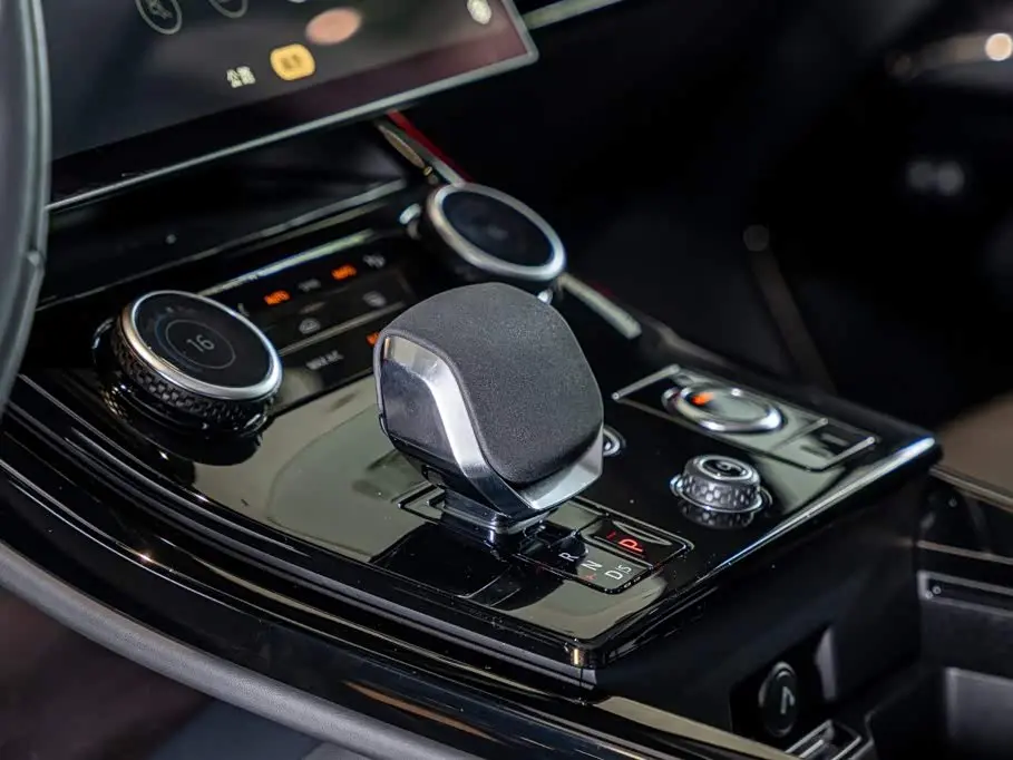 Land Rover Range Rover Sport PHEV 2025 — Photo 13/19