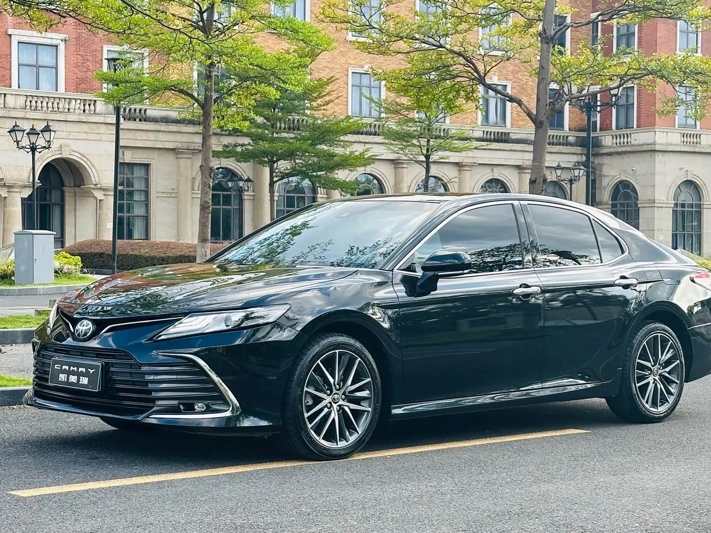 Toyota Camry 2023 — Фото 1/20