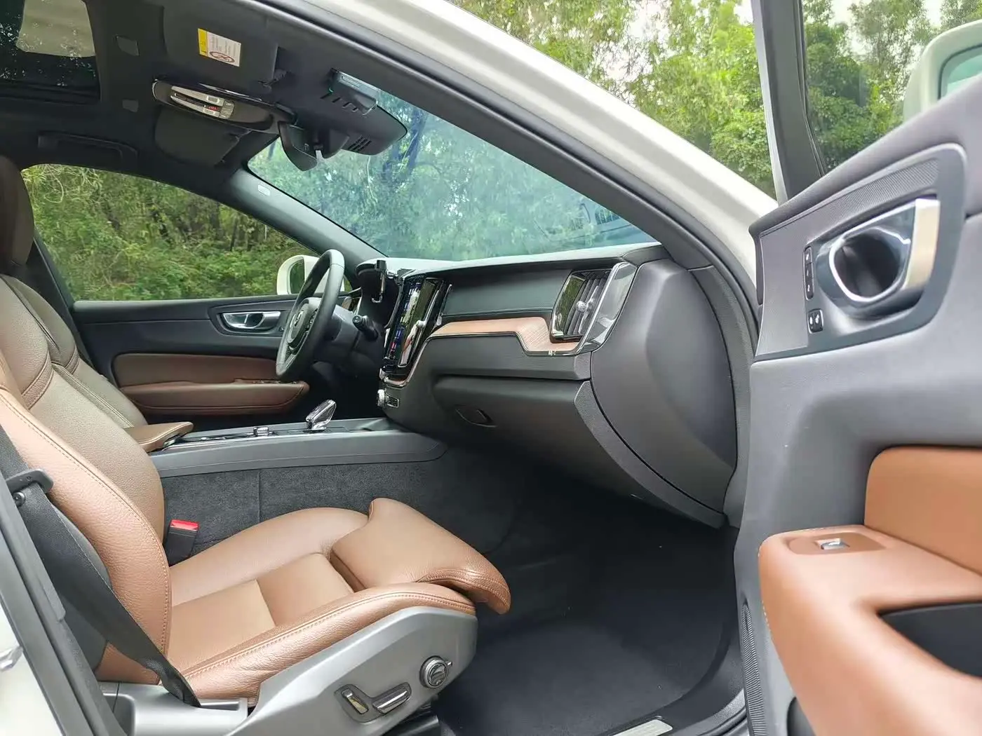 Volvo XC60 Plug-in Hybrid 2024 — Фото 18/19