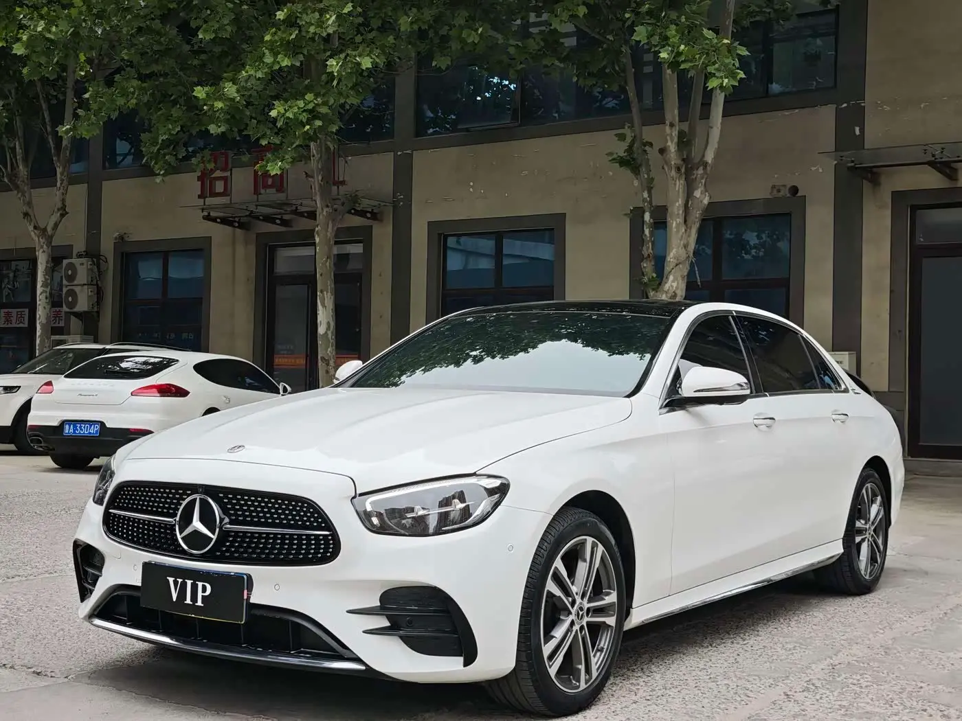 Mercedes-Benz E-Class 2023 — Photo 1/10