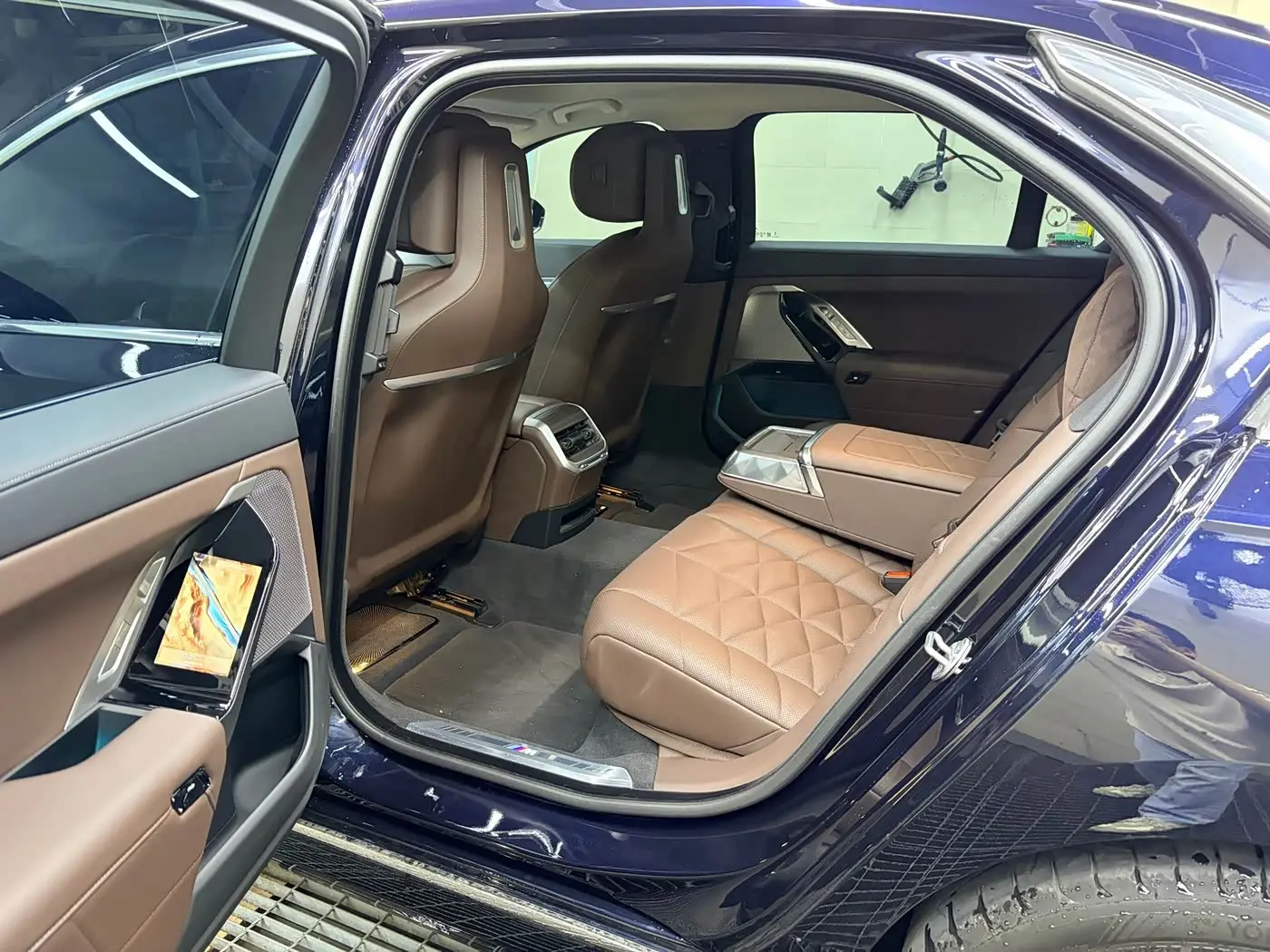BMW 7 Series 2025 — Photo 7/9