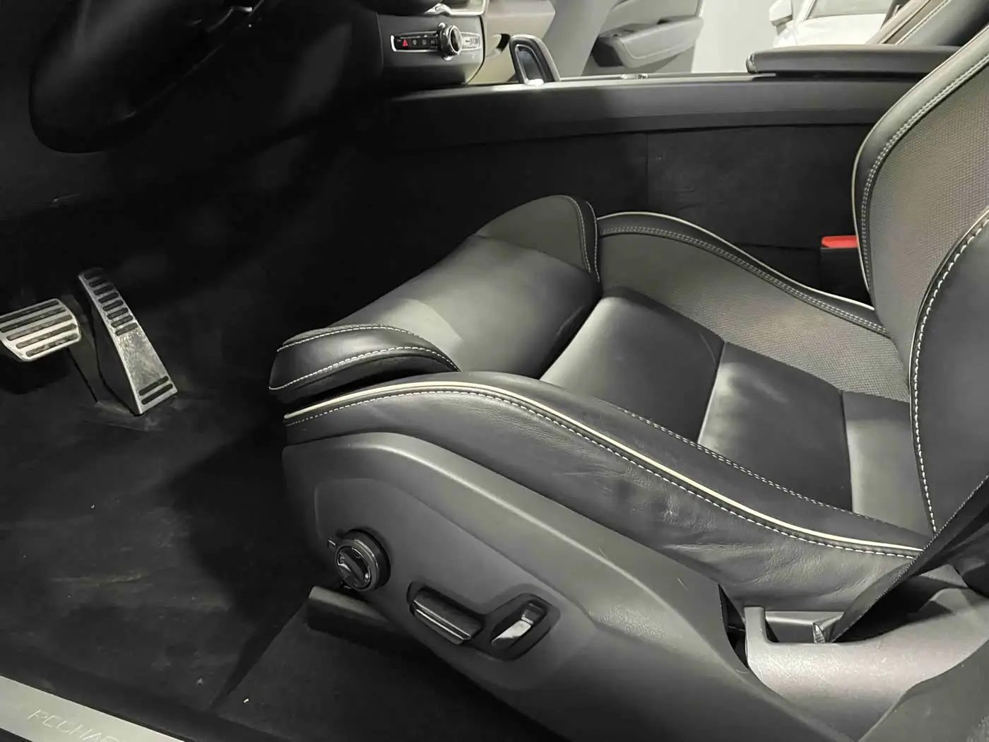 Volvo XC60 Plug-in Hybrid 2021 — Photo 16/17
