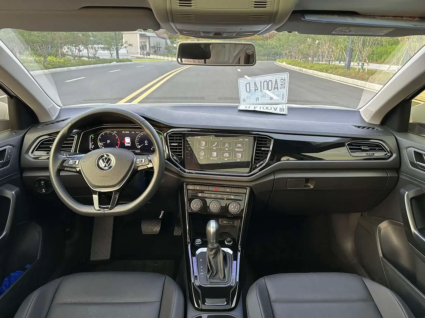 Volkswagen T-ROC 2023 — Photo 8/18