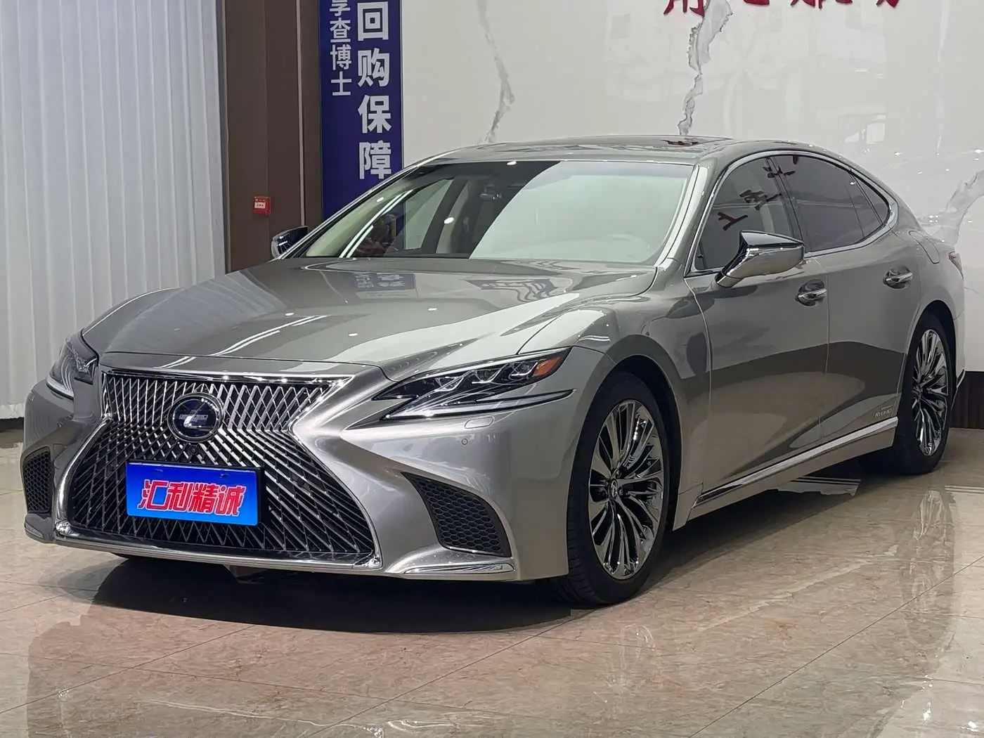 Lexus LS 2020 — Photo 1/20