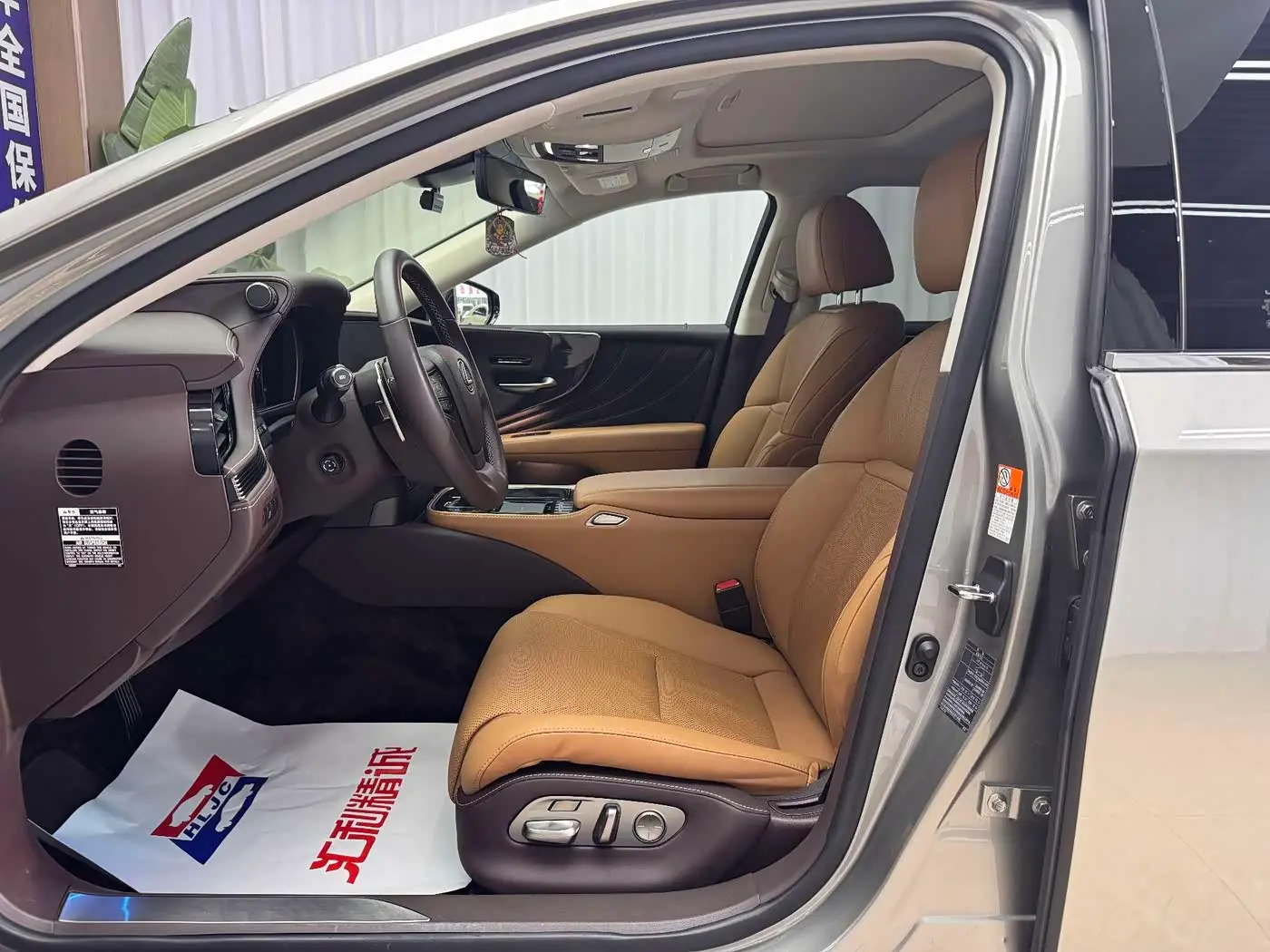 Lexus LS 2020 — Photo 7/20