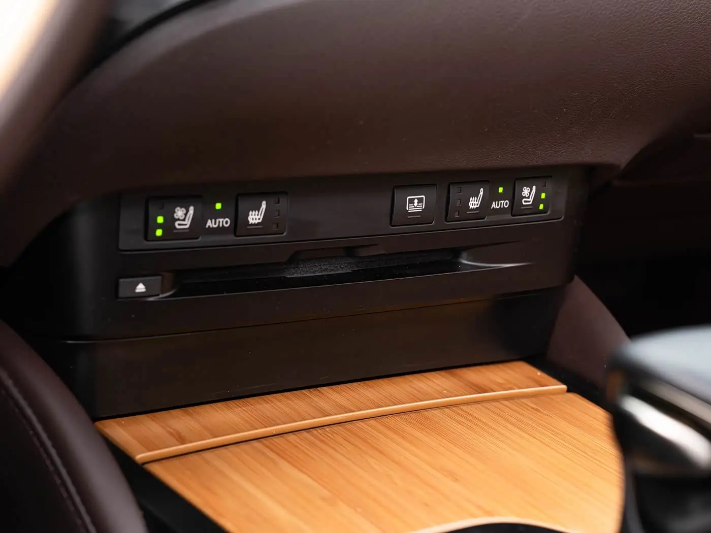 Lexus ES 2021 — Photo 18/20