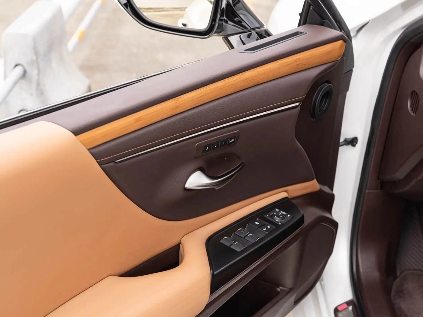 Lexus ES 2021 — Photo 19/20