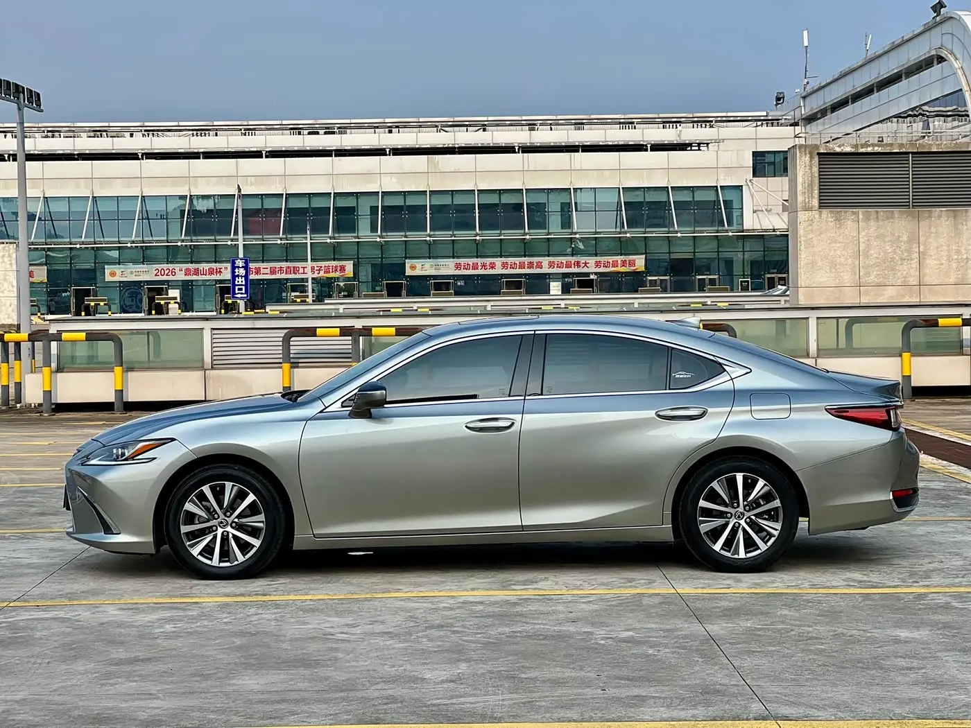 Lexus ES 2019 — Photo 7/20