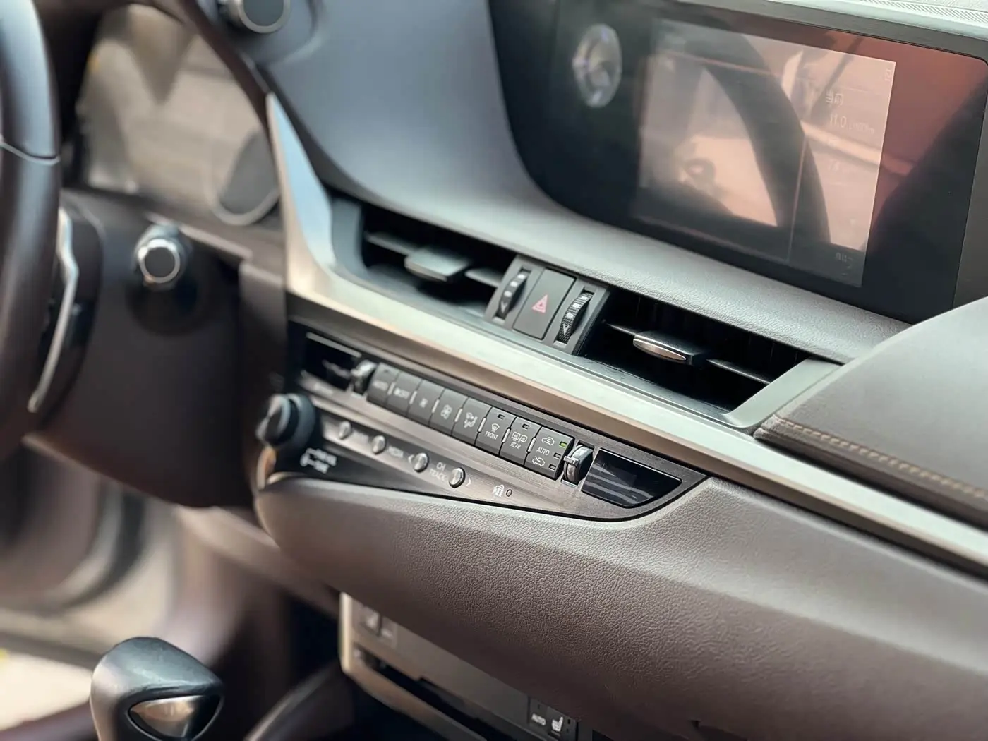 Lexus ES 2019 — Photo 19/20