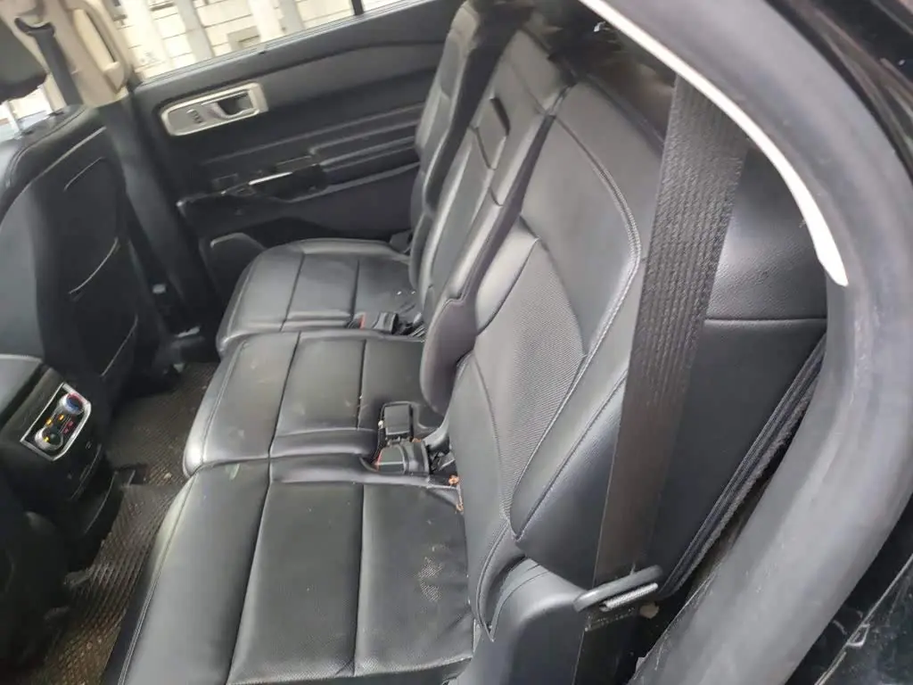 Ford Explorer 2020 — Photo 15/20