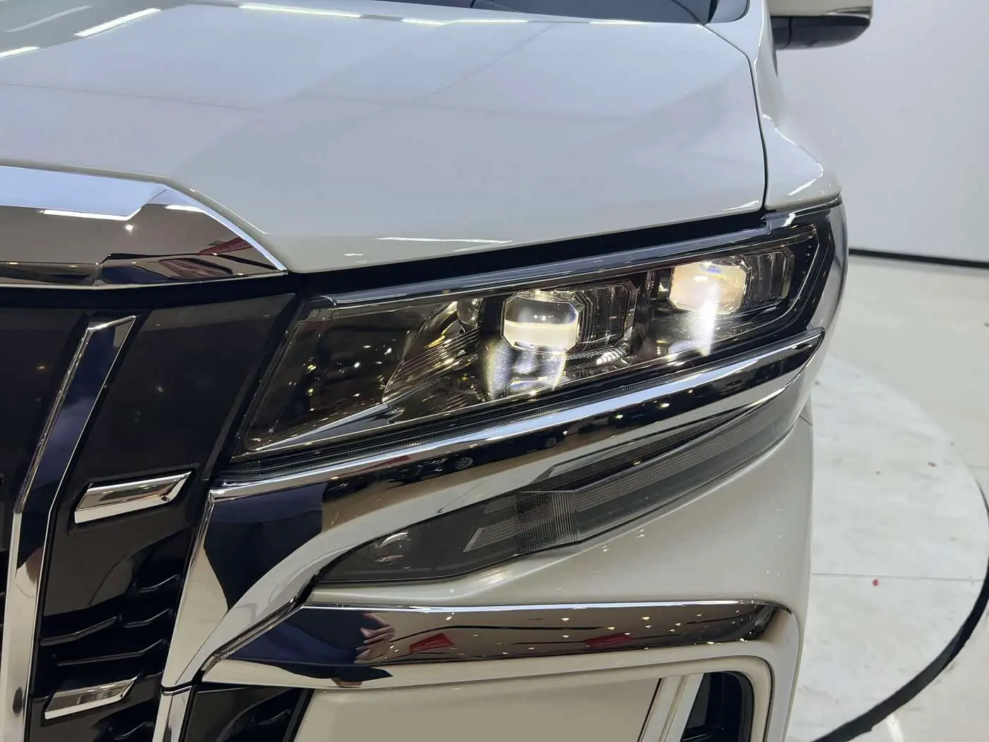 Toyota Alphard 2022 — Photo 10/20
