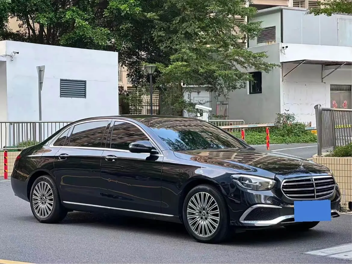Mercedes-Benz E-Class 2022 — Photo 2/14