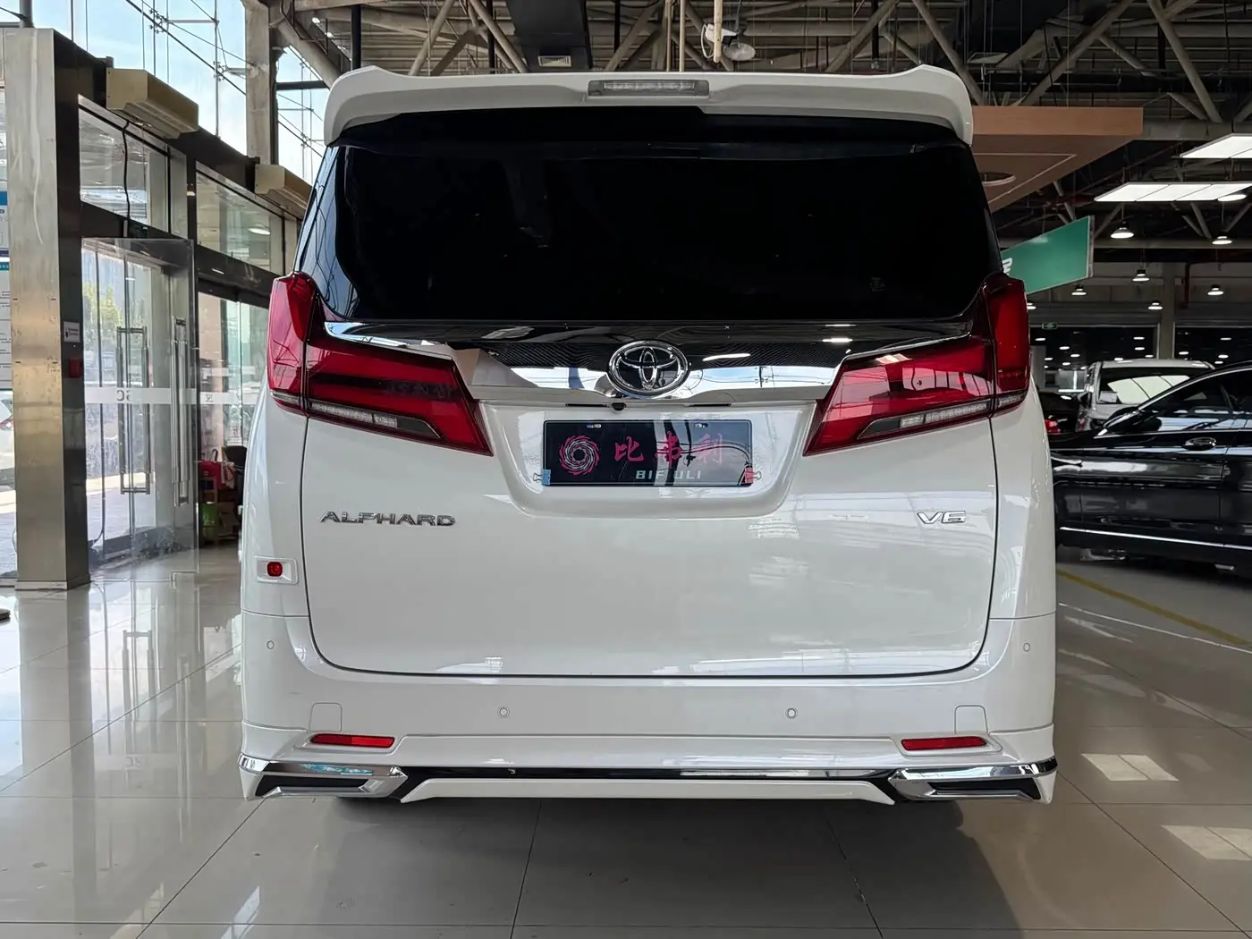Toyota Alphard 2018 — Photo 8/20