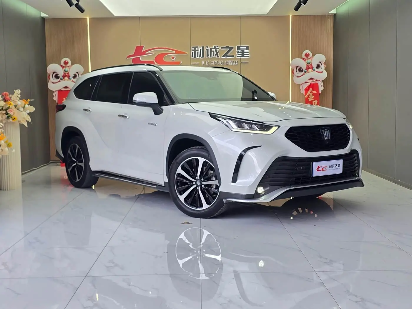 Toyota Crown Kluger 2024 — Photo 3/16