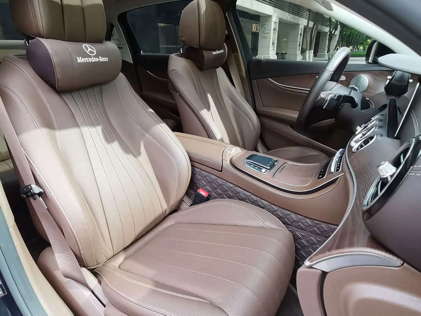 Mercedes-Benz E-Class 2023 — ფოტო 15/20