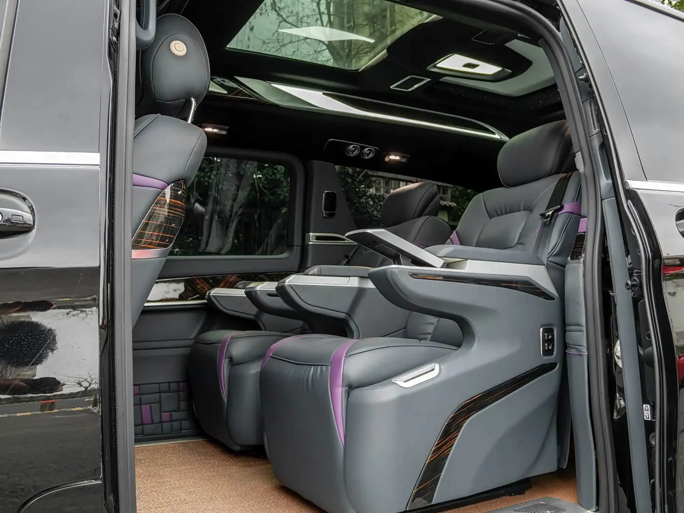 Mercedes-Benz V-Class 2023 — Photo 12/18