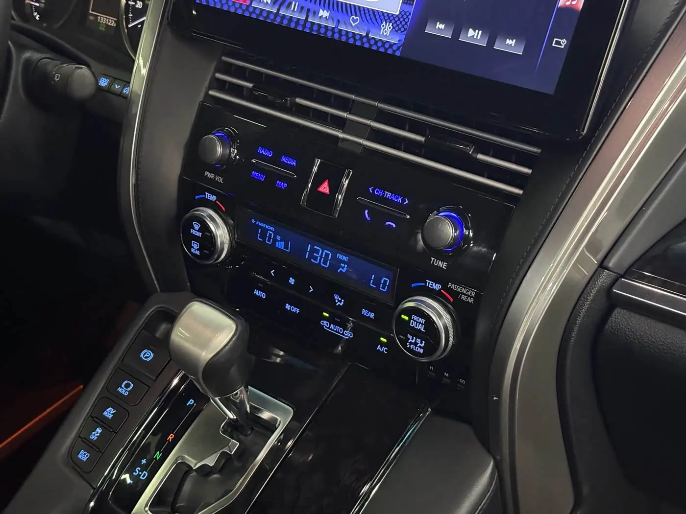 Toyota Vellfire 2019 — Фото 12/16