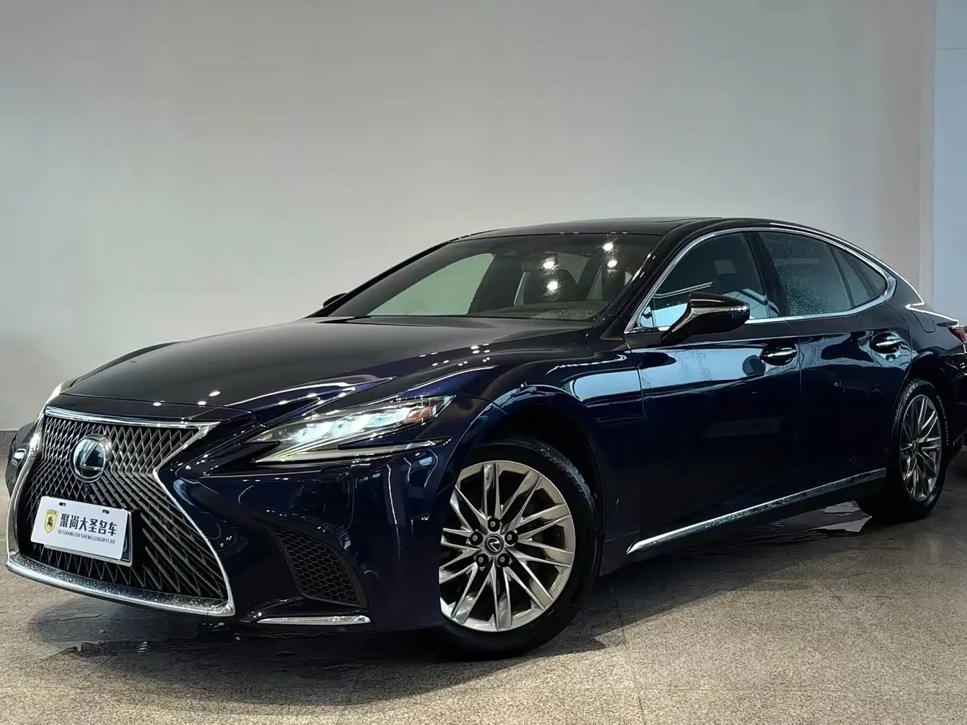 Lexus LS 2018 — Photo 1/10