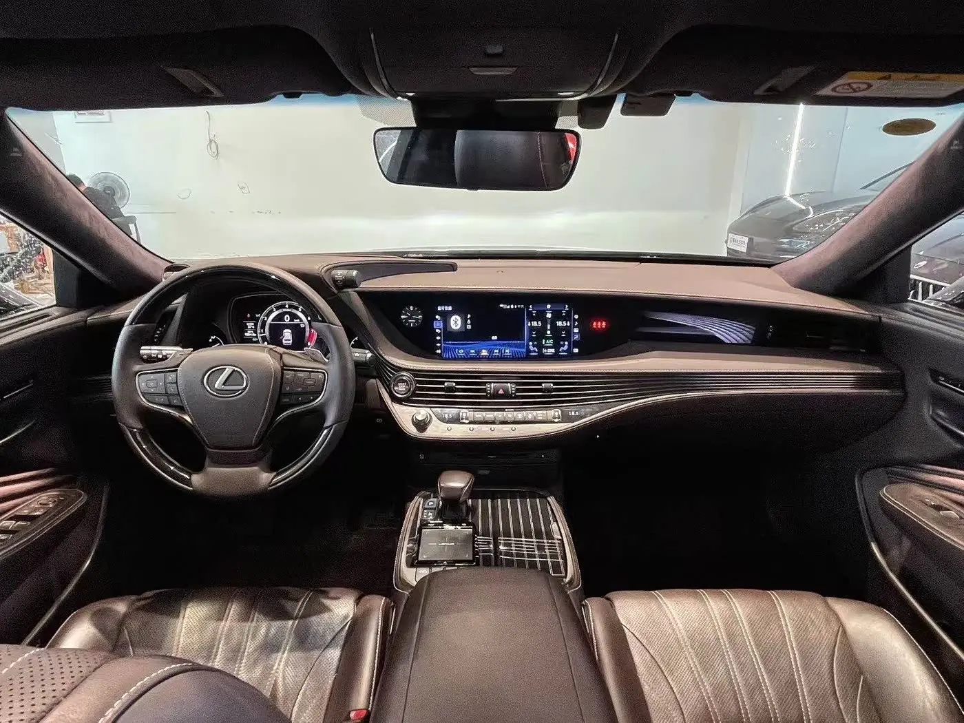 Lexus LS 2018 — Photo 5/10