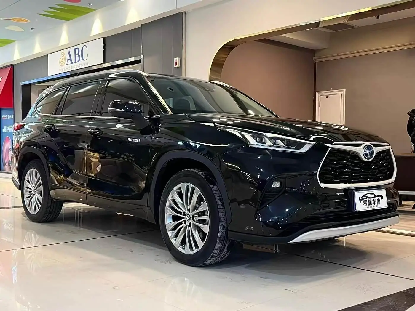 Toyota Highlander 2023 — Photo 3/9