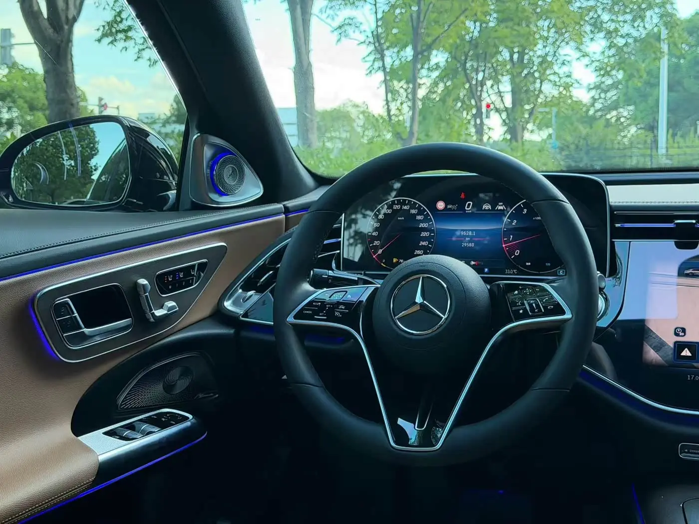 Mercedes-Benz E-Class 2024 — Photo 7/9