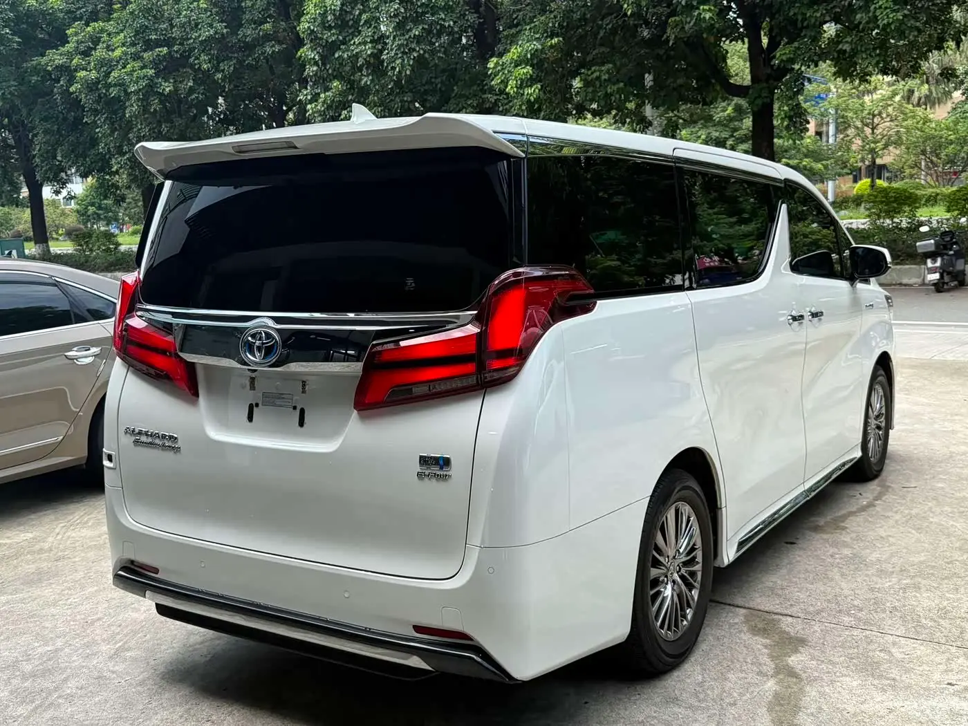 Toyota Alphard 2022 — Photo 16/18