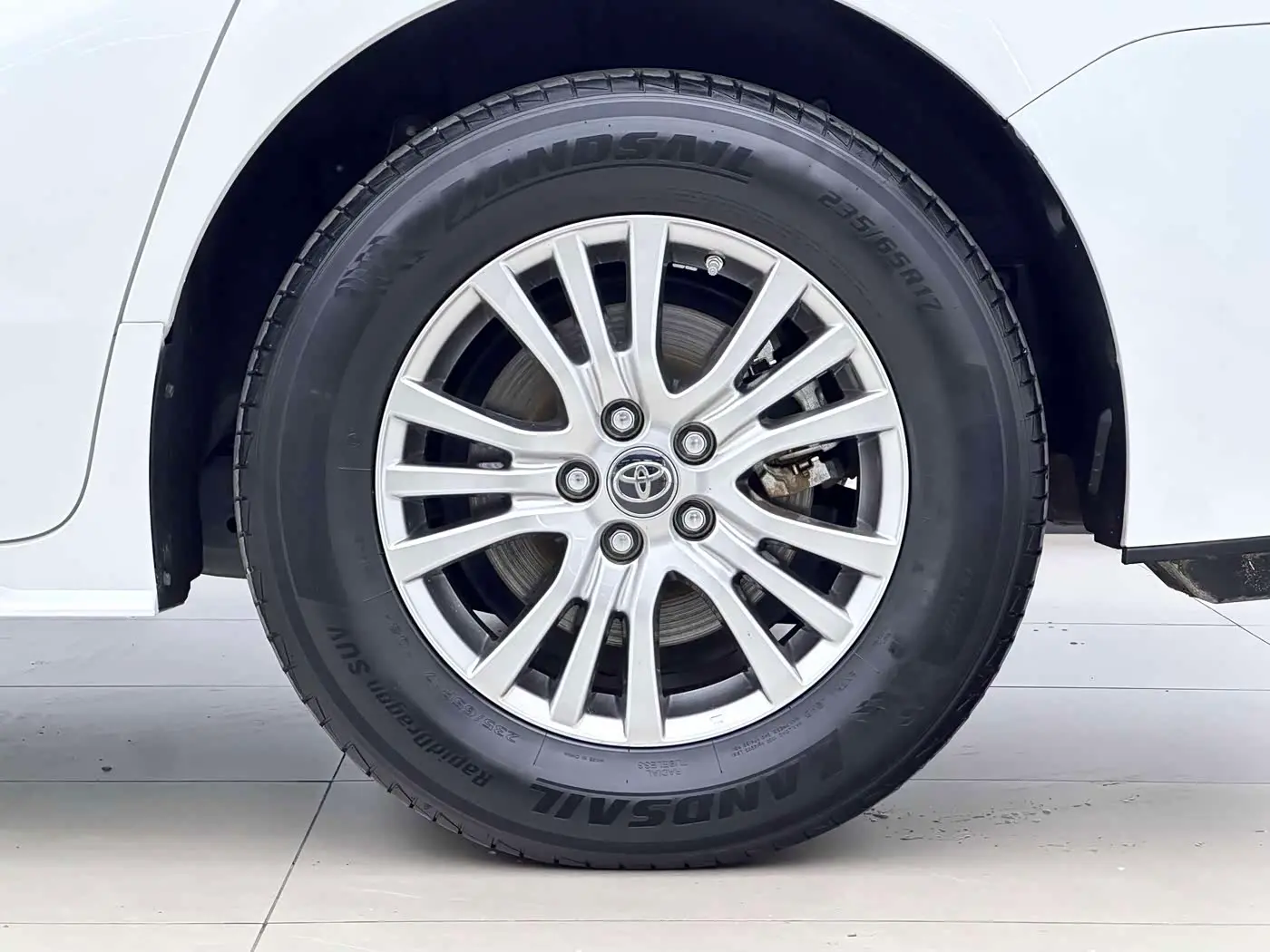 Toyota Sienna 2023 — Фото 13/17