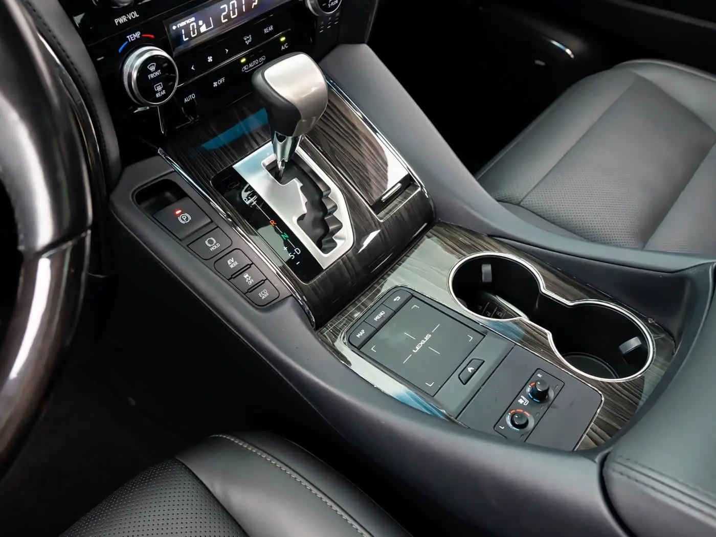 Lexus LM 2021 — Photo 9/19