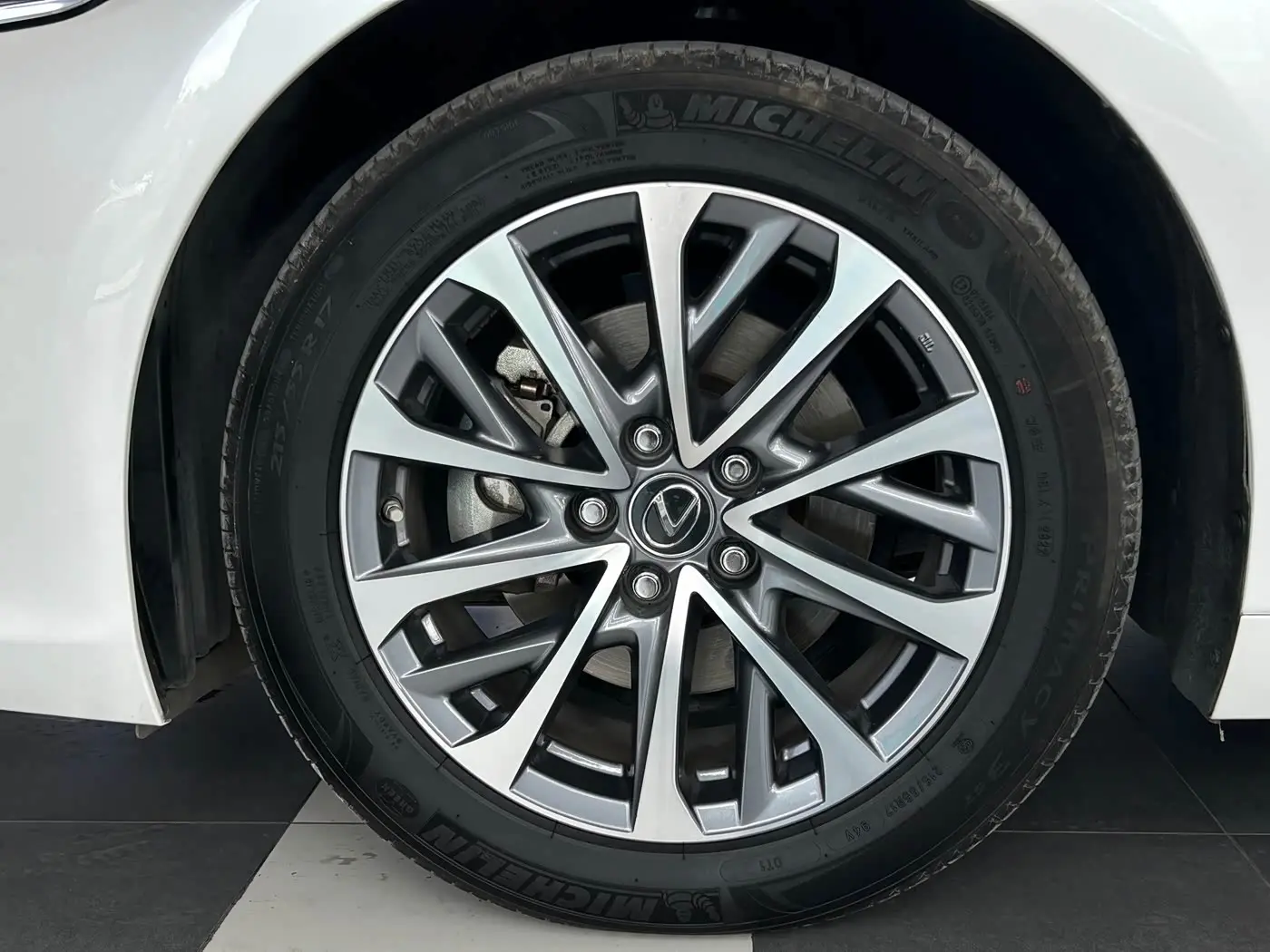 Lexus ES 2023 — Photo 15/20
