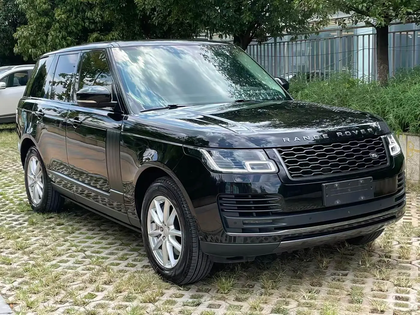 Land Rover Range Rover 2021 — Photo 1/14