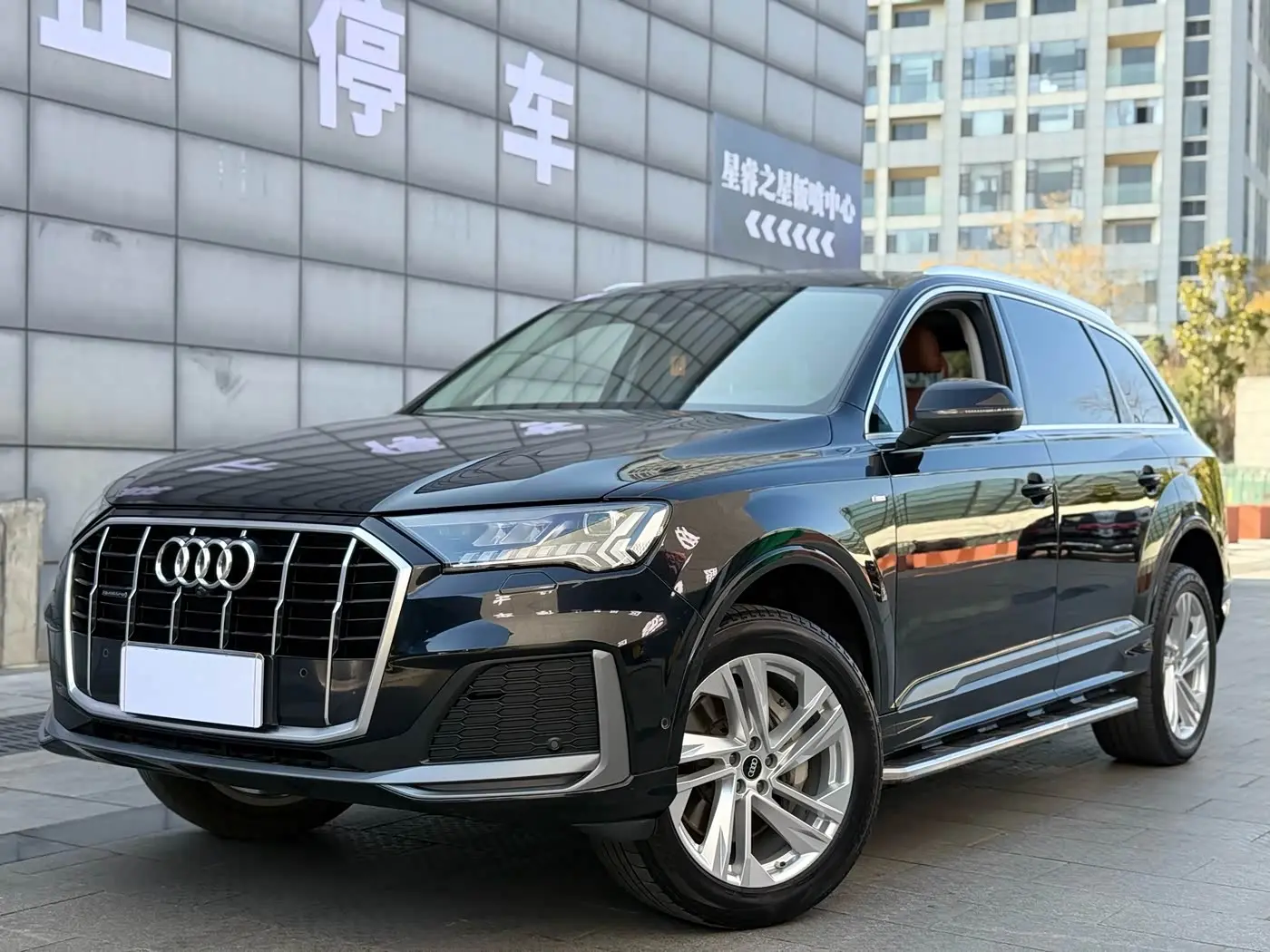 Audi Q7 2021 — Photo 1/20