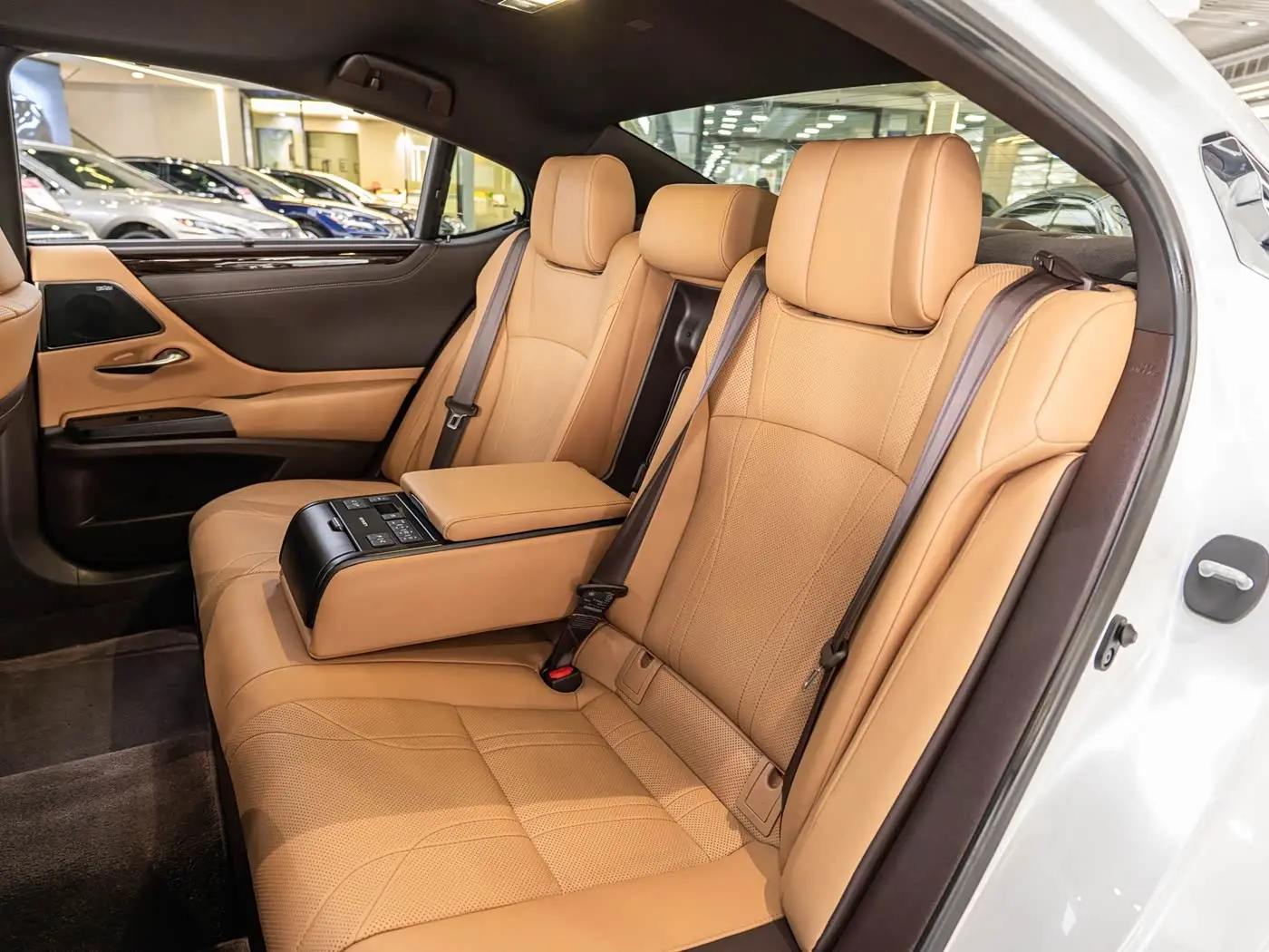 Lexus ES 2020 — Photo 12/20