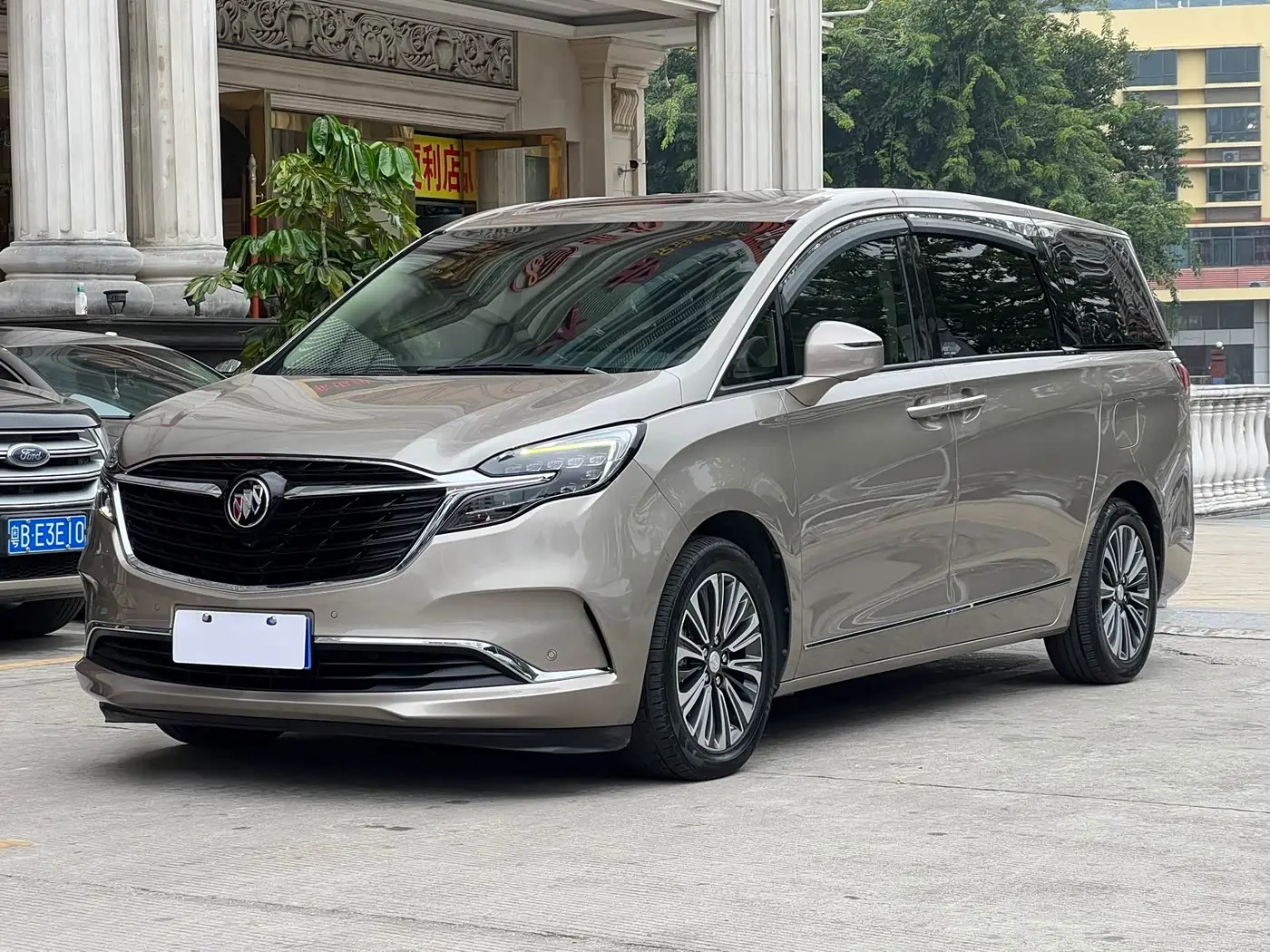 Buick GL8 2022 — Photo 1/18