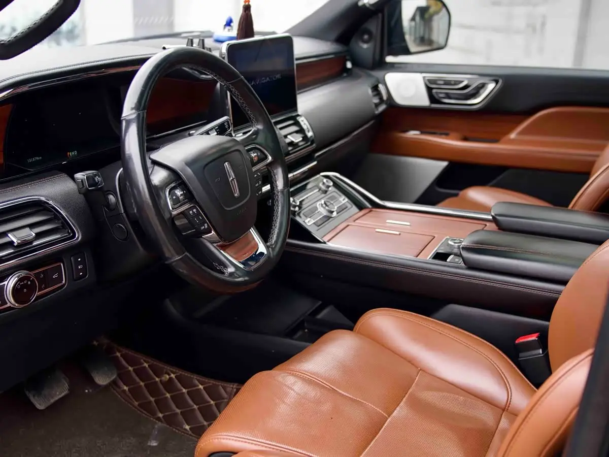 Lincoln Navigator 2019 — Photo 7/18