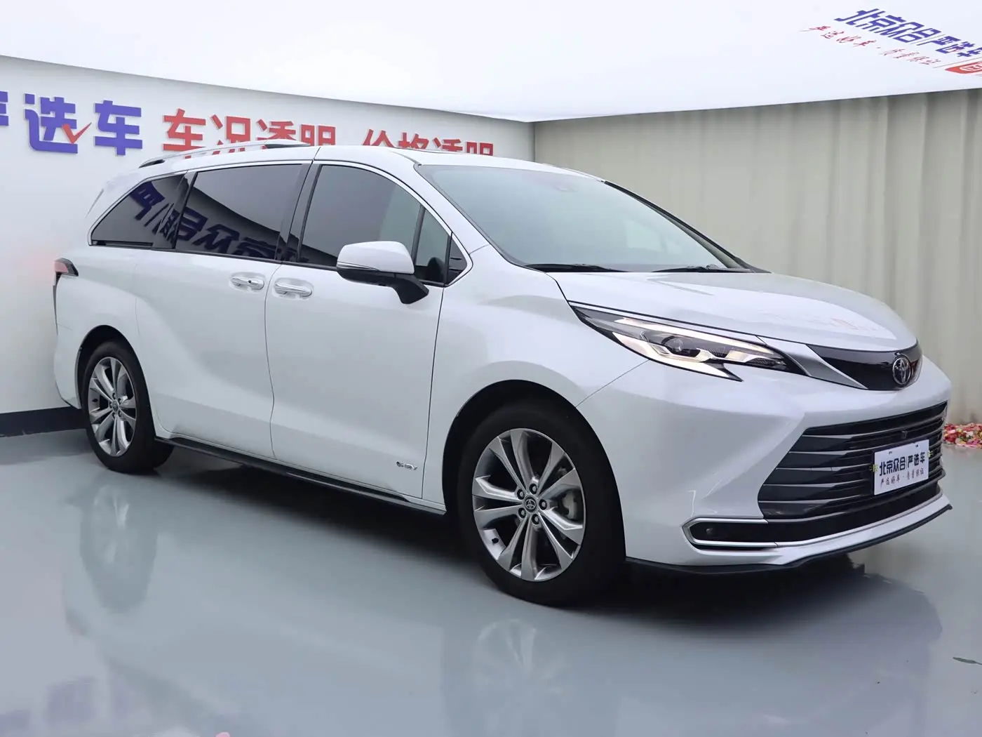 Toyota Sienna 2025 — Photo 2/20