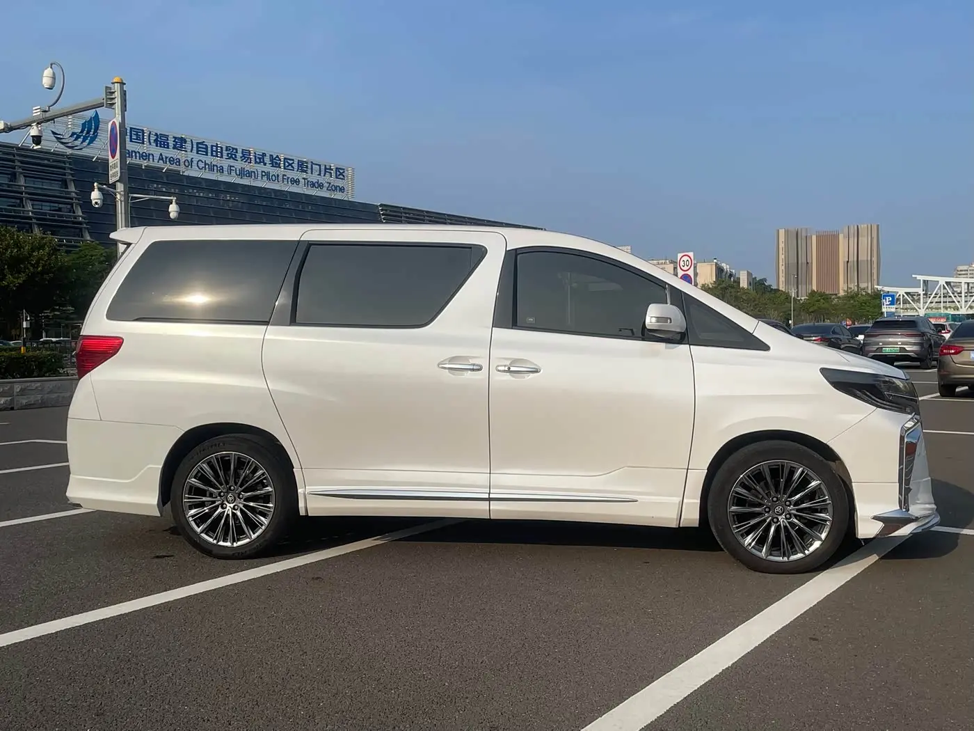 Toyota Alphard 2013 — Photo 4/16