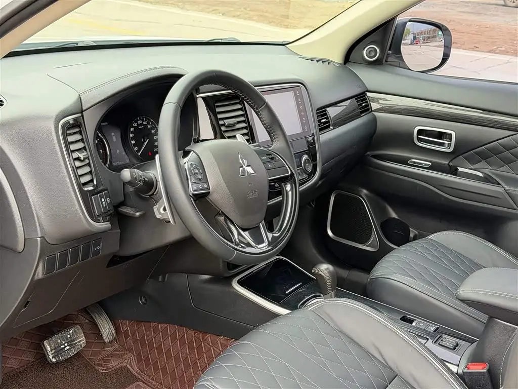 Mitsubishi Outlander 2021 — ფოტო 11/17